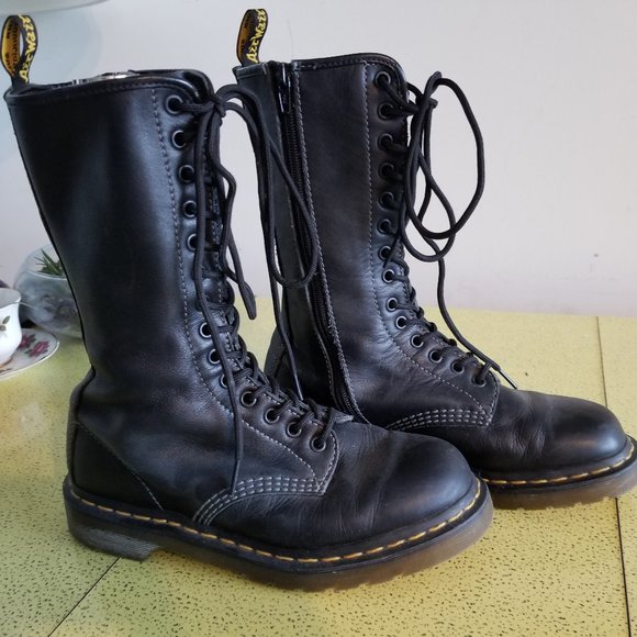 Doc Marten boots size 8 - Picture 3 of 3